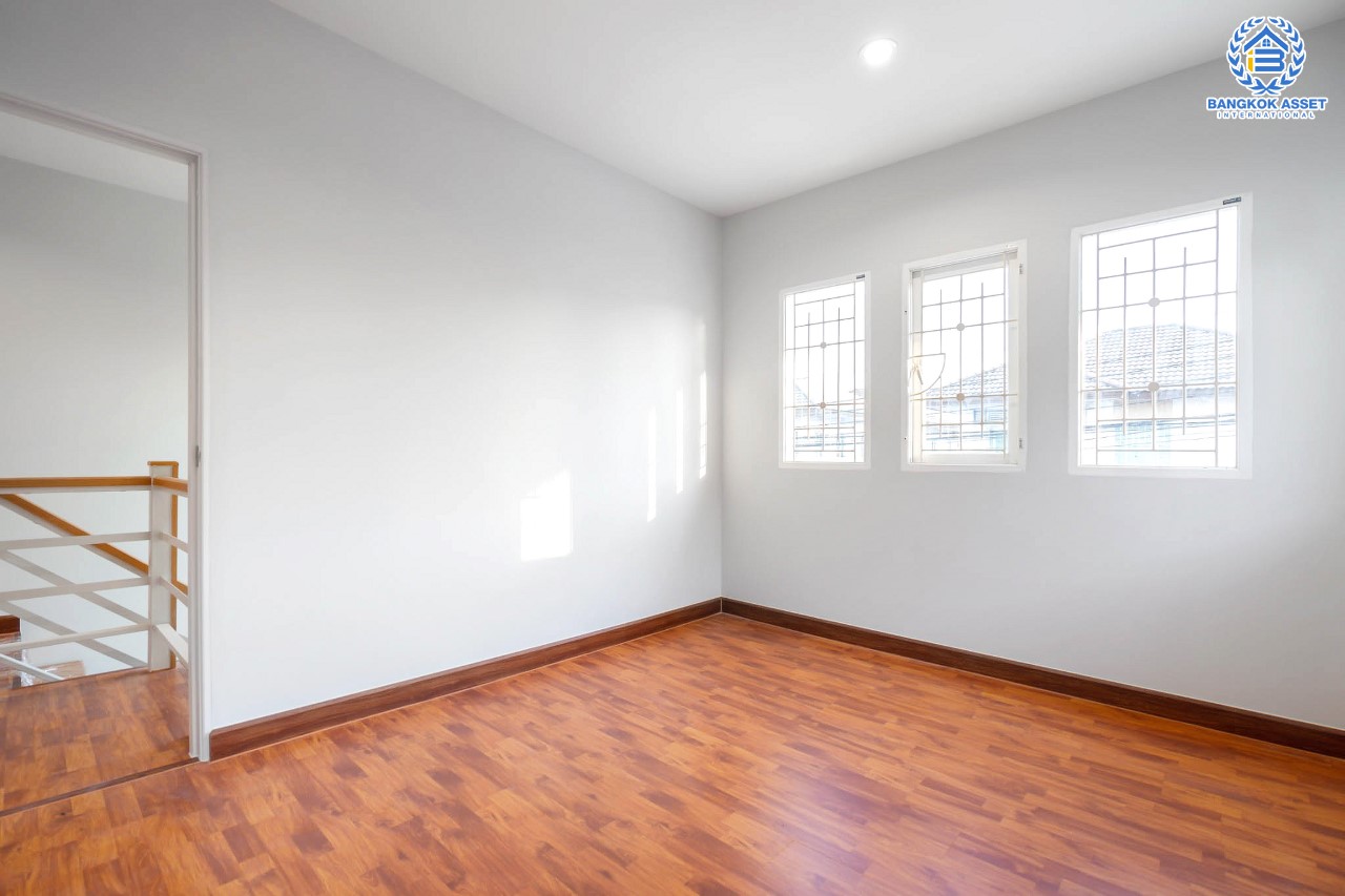 บ้านมือสองตกแต่งใหม่ ม.พฤกษาวิลเลจ11 รัตนาธิเบศร์-ราชพฤกษ์ เนื้อที่ 50 ตร.ว. ฟังก์ชั่นพร้อม 3 ห้องนอน 2 ห้องน้ำ 2 ที่จอดรถ บนทำเลศักยภาพ เข้า-ออกได้ทั้งถ.รัตนาธิเบศร์ และถ.ราชพฤกษ์ ใกล้รถไฟฟ้า "สถานีบางรักน้อยท่าอิฐ"